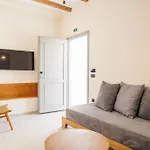 Kouros Blanc & Hotel Pounda