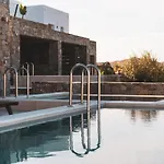 Kouros Blanc & Hotel Pounda