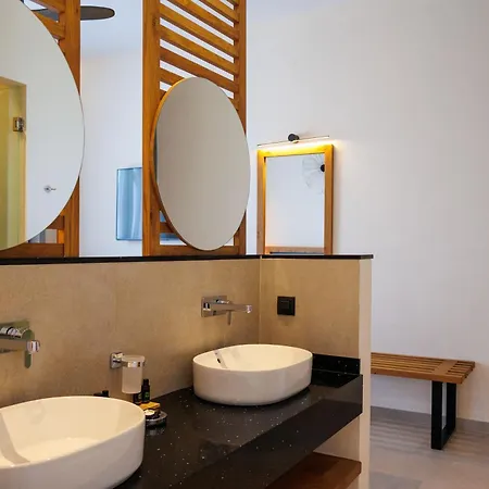 Kouros Blanc & Hotel Pounda