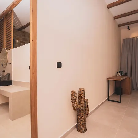 Kouros Blanc & Hotel Pounda