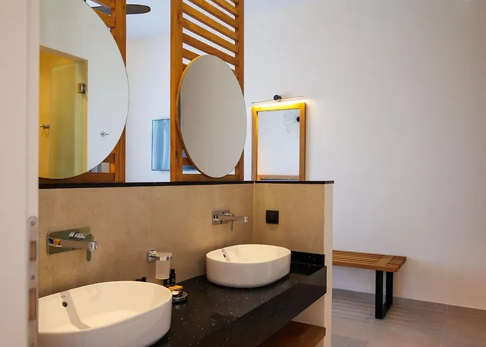 Kouros Blanc & Ξενοδοχείο Πούντα